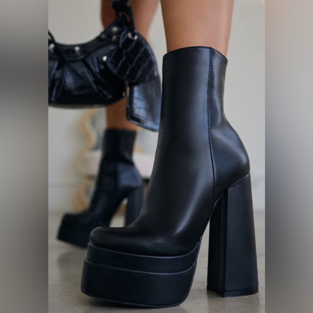 BLACK BLOCK HEEL ANKLE BOOTIE